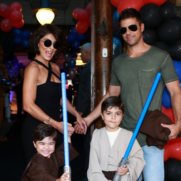Juliana Paes ganha bolo de aniversário com os filhos, Antônio e Pedro, e o marido, Carlos Eduardo Baptista, em 26 de março de 2017