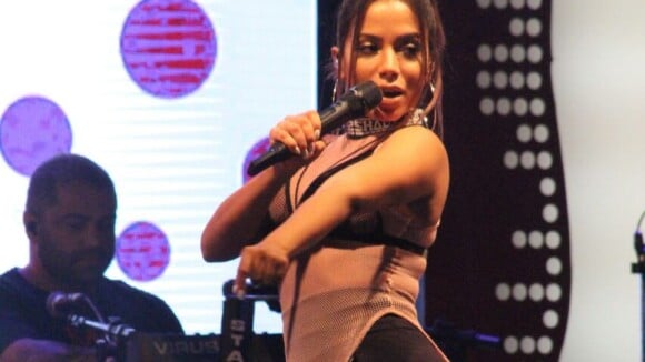 Anitta faz show em festival de música após voltar de férias nos Estados Unidos