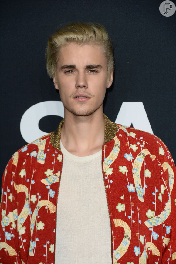 Justin Bieber será recebido por um oficial de Justiça no aeroporto internacional do Rio