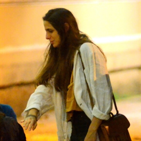 Bruna Linzmeyer e a nova namorada foram flagradas aos beijos na praia da Reserva, Zona Oeste do Rio de Janeiro no domingo, 26 de março de 2017