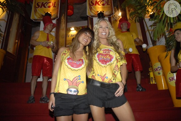 Adriane Galisteu e Daniele Suzuki em camarote de cervejaria em Recife, Pernambuco