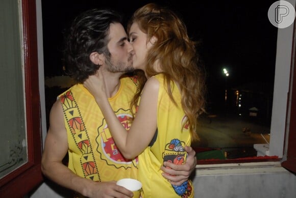 Sophia Abrahão troca beijo apaixonado com o namorado Fiuk em camarote de cervejaria em Recife, Pernambuco