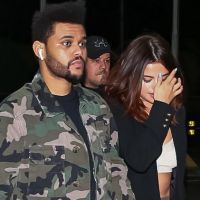 Selena Gomez e The Weeknd deixam o Brasil; cantora tampa rosto ao embarcar em SP