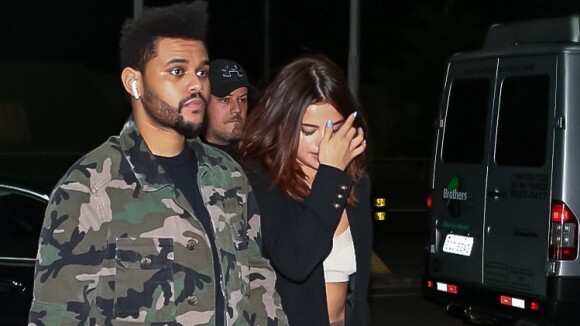 Selena Gomez e The Weeknd deixam o Brasil; cantora tampa rosto ao embarcar em SP