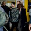 Selena Gomez e The Weeknd são escoltados por seguranças no embarque internacional do aeroporto de Guarulhos, em São Paulo, na madrugada desta segunda-feira, 27 de março de 2017