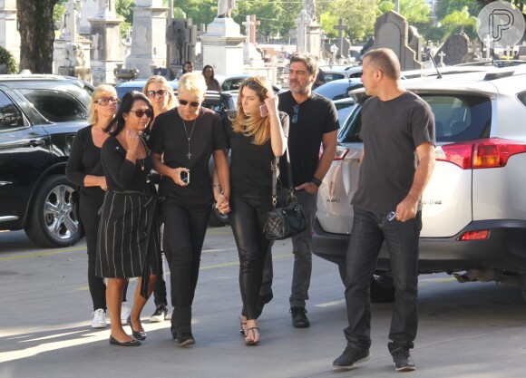 Sasha Meneghel acompanhou a mãe, Xuxa, o funeral do avô, Luiz Floriano Meneghel