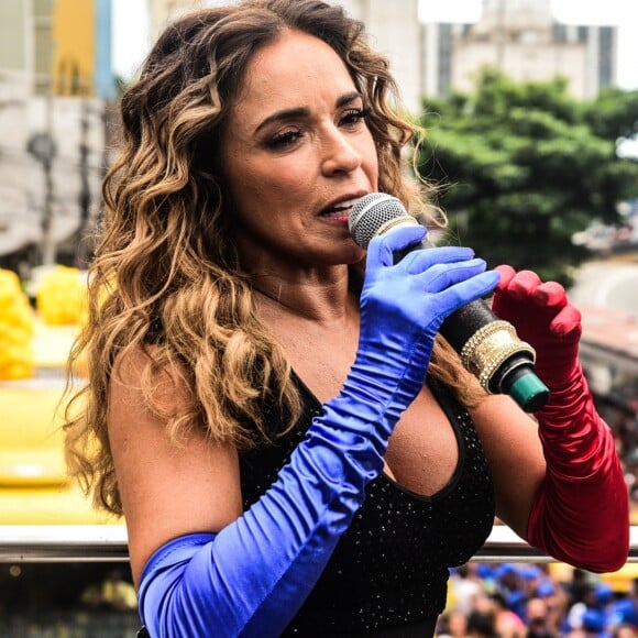 'É assim que durmo todas as noites: com a promessa de amor eterno, nas palavras, nos gestos. Te amo para sempre e sempre casarei 1000 vezes com você', disse Malu Verçosa para Daniela Mercury no Instagram