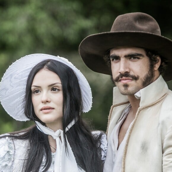 Anna (Isabelle Drummond) tenta se desvencilhar de Dom Pedro (Caio Castro) mas ele usa sua força e consegue beijá-la, na novela 'Novo Mundo'