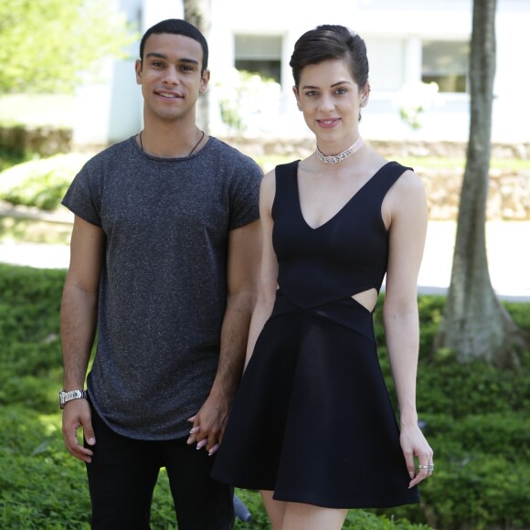 Namorada de Sergio Malheiros, Sophia Abrahão contou que a pressão para o casamento com ator só cresce