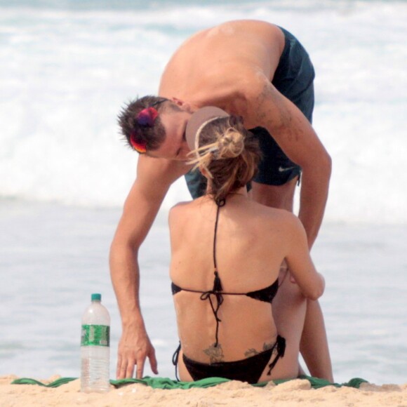 Fernanda Lima esteve na praia do Leblon com o marido, Rodrigo Hilbert, nesta segunda-feira, 27 de março de 2017