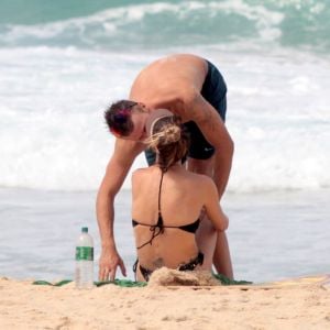 Fernanda Lima e o marido, Rodrigo Hilbert, trocaram beijos em praia do Rio nesta segunda-feira, 27 de março de 2017