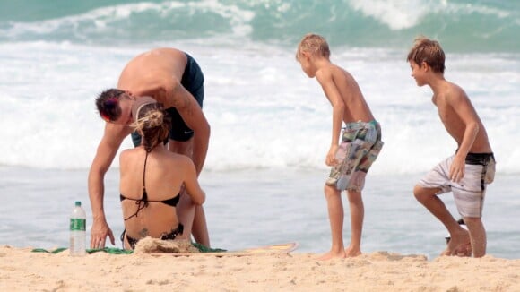 Fernanda Lima troca beijos com Rodrigo Hilbert em dia de praia com filhos. Fotos