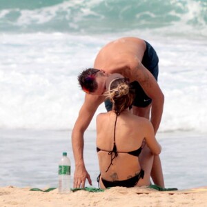 Fernanda Lima e Rodrigo Hilbert trocaram beijos na praia nesta segunda-feira, 27 de março de 2017