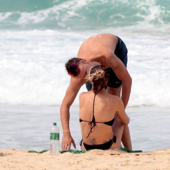 Fernanda Lima e Rodrigo Hilbert trocaram beijos na praia nesta segunda-feira, 27 de março de 2017