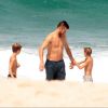 Rodrigo Hilbert aproveitou a folga desta segunda-feira, 27 de março de 2017, para curtir praia com os filhos gêmeos