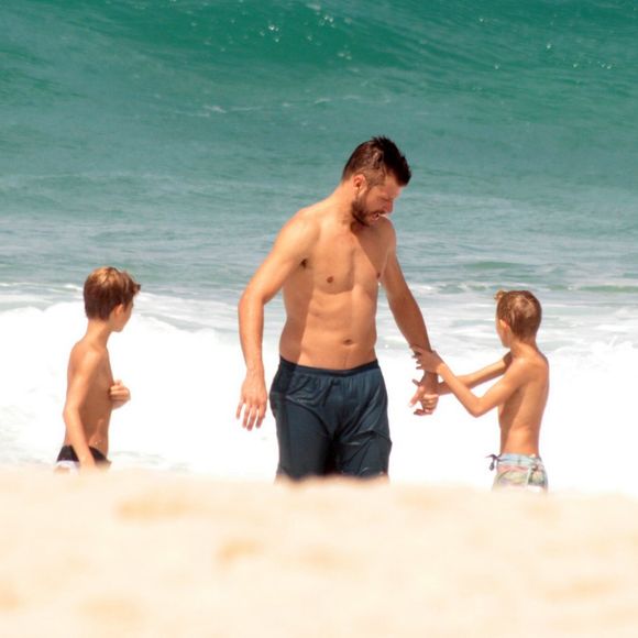 Rodrigo Hilbert aproveitou a folga desta segunda-feira, 27 de março de 2017, para curtir praia com os filhos gêmeos