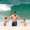 Rodrigo Hilbert foi fotografado com os filhos gêmeos, Francisco e João, na praia
