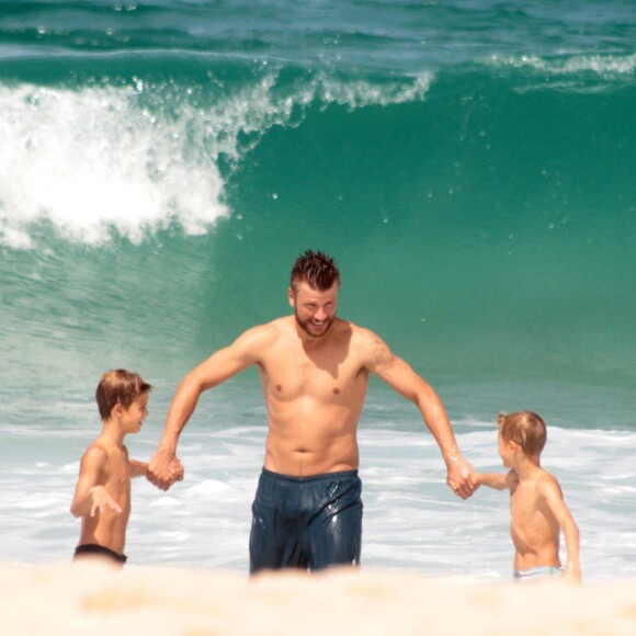 Rodrigo Hilbert foi fotografado com os filhos gêmeos, Francisco e João, na praia