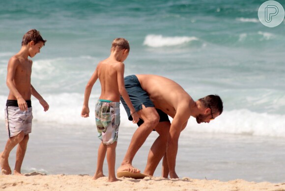 Rodrigo Hilbert curtiu dia de praia com os filhos nesta segunda-feira, 27 de março de 2017