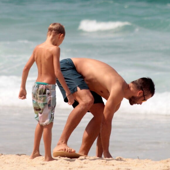 Rodrigo Hilbert curtiu dia de praia com os filhos nesta segunda-feira, 27 de março de 2017