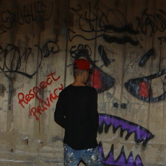 Justin Bieber pichou um muro em 2013, na sua última passagem pelo Brasil