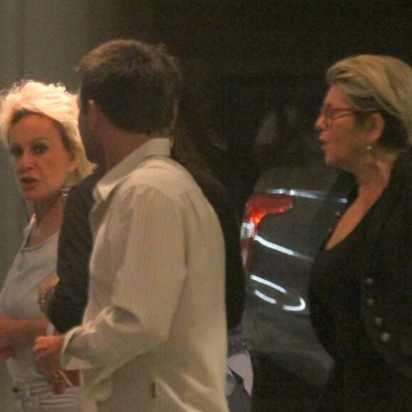 Ana Maria Braga foi clicada com amigos no shopping Rio Sul, na Zona Sul do Rio de Janeiro