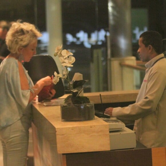 Ana Maria Braga esteve em shopping do Rio para jantar