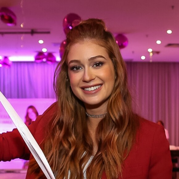 Marina Ruy Barbosa contou ao 'TV Fama' desta segunda-feira, 27 de março de 2017, o motivo de não ter colocado o vestido em um bazar beneficente: 'Quero usar ainda muito. Ele é lindo!'