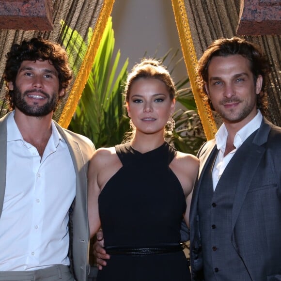 Milena Toscano (Joana), Dudu Azevedo (Asher) e Igor Rickli (Zac) formam o triângulo amoroso da novela 'O Rico e Lázaro': 'Nenhum desses dois homens têm fé. E isso pra ela é inquestionável. Acho que quem tiver mais fé, vai levar a Joana'