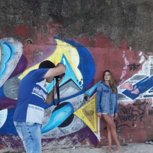 Mariana Goldfarb posa para as lentes do fotógrafo nos bastidores do ensaio