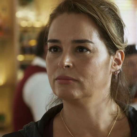 Gilda (Suzy Rêgo) se descontrola ao saber do câncer de Nicolau (Danilo Mesquita) e diz que o filho não tinha o direito de esconder a doença dos pais, na novela 'Rock Story'