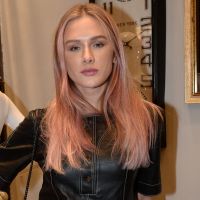 Fiorella Mattheis, após 12h em salão, adota cabelo rosa para papel: 'Stripper'