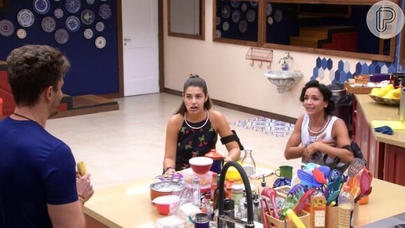 Marinalva e Vivian alertam Marcos por bolinho na cozinha