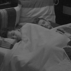 No 'BBB17', Emilly desiste de tentar namorar com Marcos e volta dormir. Brother desperta e tenta acordar a sister