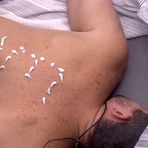 No 'BBB17', Emilly tenta chamar Marcos para namorar e faz massagem em suas costas