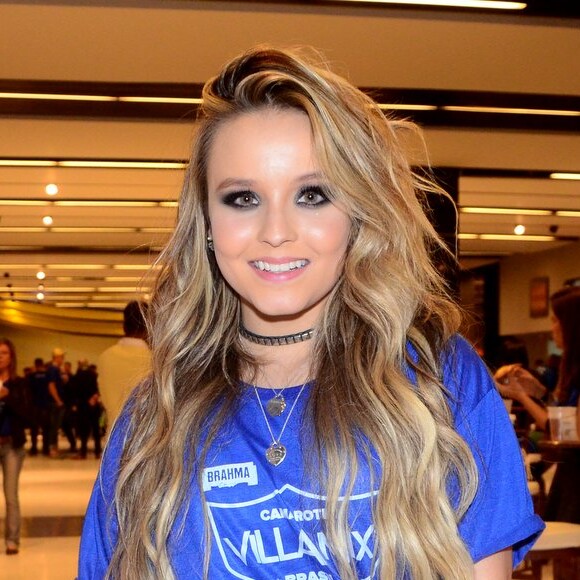 Larissa Manoela curtiu o jogo Brasil x Paraguai e o show de Jorge e Mateus, na Arena Corinthians