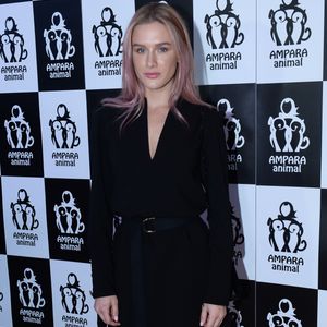 Fiorella Mattheis precisou usar mega-hair para compor a personagem Mika na série 'Rua Augusta': 'Fiquei muito feliz com o resultado, colocamos um megahair com uma textura de cabelo diferente do meu, um pouco mais poroso porque tem a ver com o universo dos personagens'