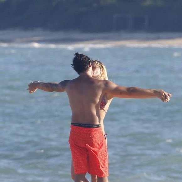 'Adorou, estava louco para que eu pintasse o cabelo, quando mandei uma foto com a peruca ele falou que eu estava linda e que tinha que pintar', contou Fiorella Mattheis