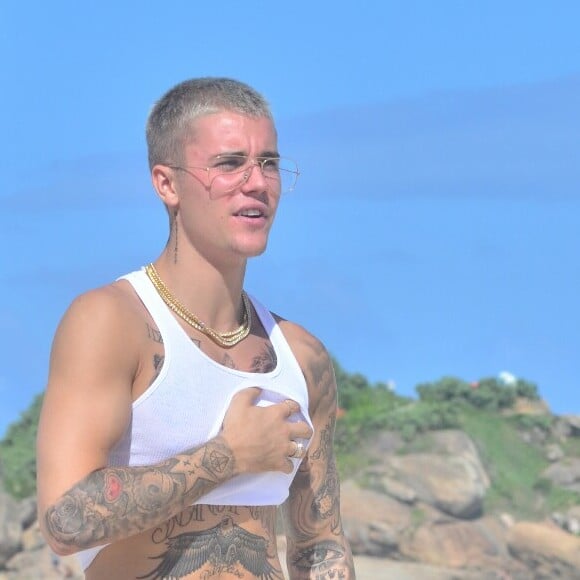 Justin Bieber foi clicado na sacada do hotel Fasano, em Ipanema, Zona Sul do Rio nesta quarta-feira, 29 de março de 2017