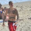 Justin Bieber circulou na praia de Ipanema, Zona Sul do Rio, sem camisa