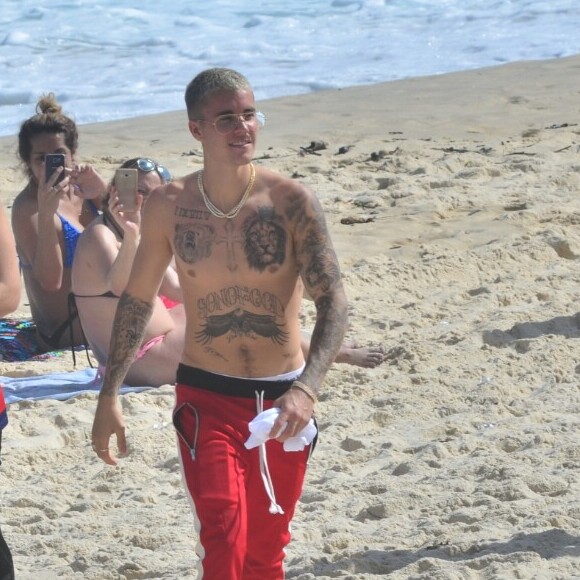 Justin Bieber circulou na praia de Ipanema, Zona Sul do Rio, sem camisa