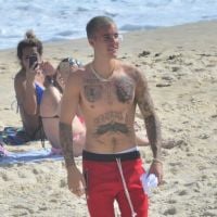 Justin Bieber caminha sem camisa em praia do Rio e causa alvoroço. Fotos!