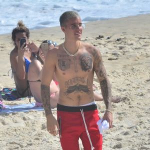 Sem camisa, Justin Bieber circulou pelas areias de Ipanema, Zona Sul do Rio, nesta quarta-feira, 29 de março de 2017