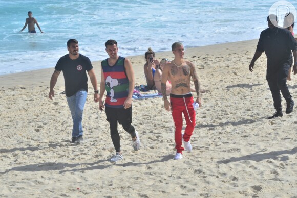 Sem camisa, Justin Bieber circulou pelas areias de Ipanema, Zona Sul do Rio, nesta quarta-feira, 29 de março de 2017