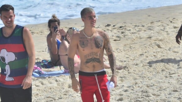 Justin Bieber caminha sem camisa em praia do Rio e causa alvoroço. Fotos!