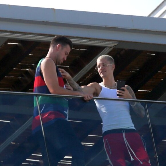 Justin Bieber foi clicado na sacada do hotel Fasano, em Ipanema, Zona Sul do Rio nesta quarta-feira, 29 de março de 2017