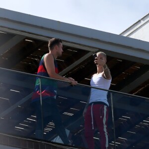 Justin Bieber fez selfie em sacada de hotel nesta quarta-feira, 29 de março de 2017