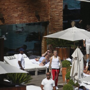 Justin Bieber foi clicado circulando no hotel em que está hospedado