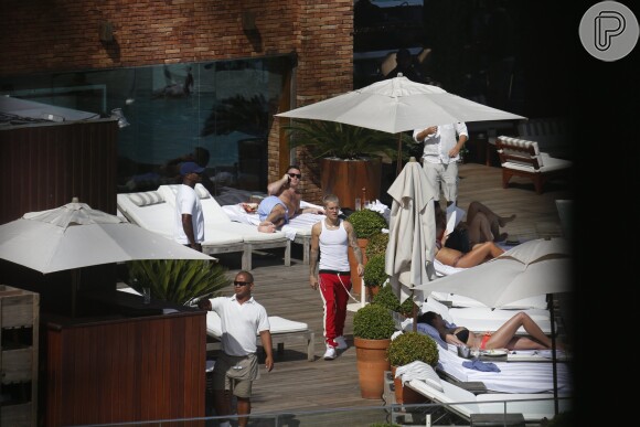 Justin Bieber foi fotografado caminhando no hotel Fasano, em Ipanema, Zona Sul do Rio