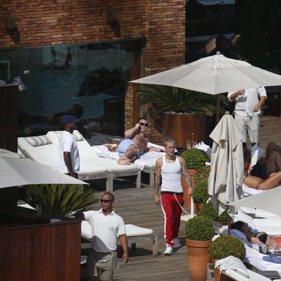 Justin Bieber foi fotografado caminhando no hotel Fasano, em Ipanema, Zona Sul do Rio